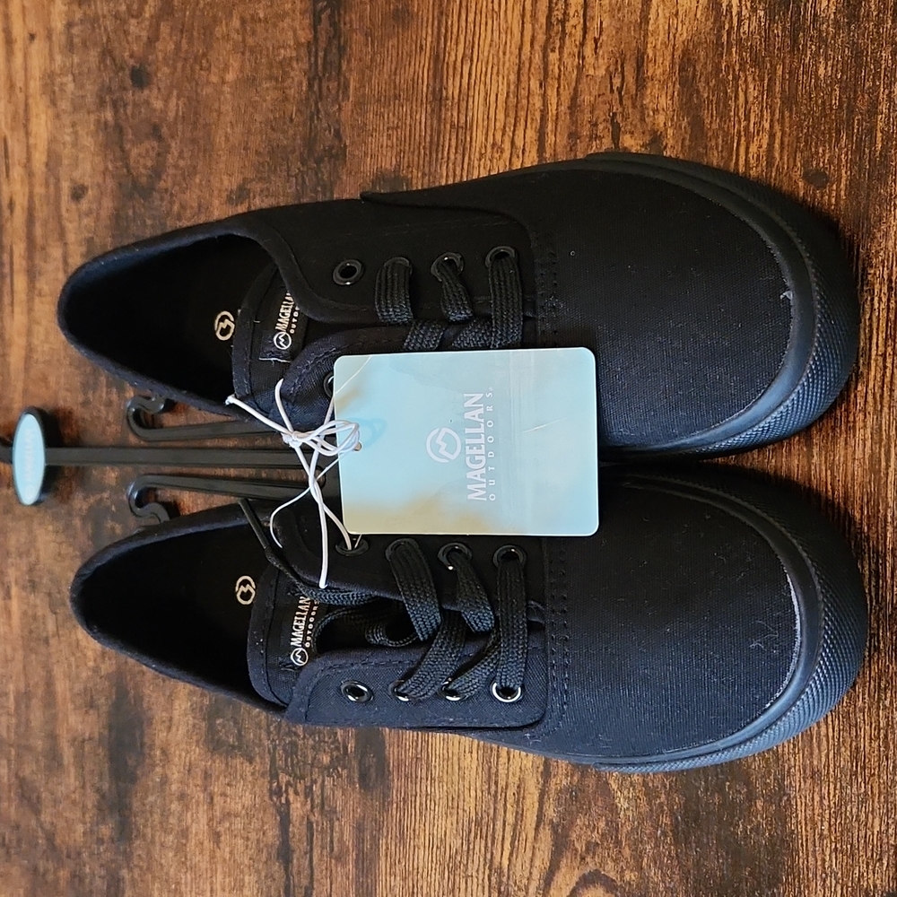 Women's black shoes